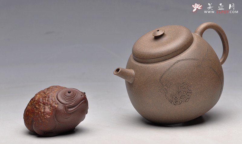 紫砂壶图片：经典中的经典 墨陶刻绘精品莲蓬鸟 万工经典之作 全手莲蓬龙蛋 新年龙运亨通 - 宜兴紫砂壶网