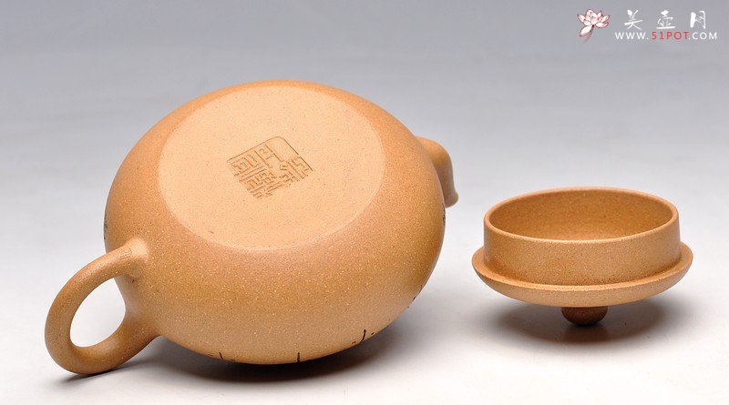 紫砂壶图片：邱玉林大师装饰 古拙之风 把玩精品 全手扁梨 实用收藏 - 宜兴紫砂壶网