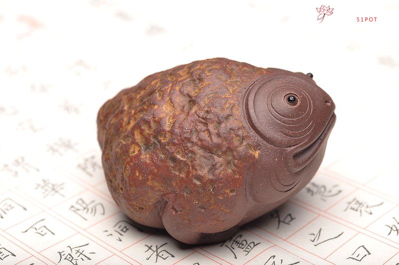 紫砂壶图片：憨态可掬 意趣之五彩金蟾 - 宜兴紫砂壶网