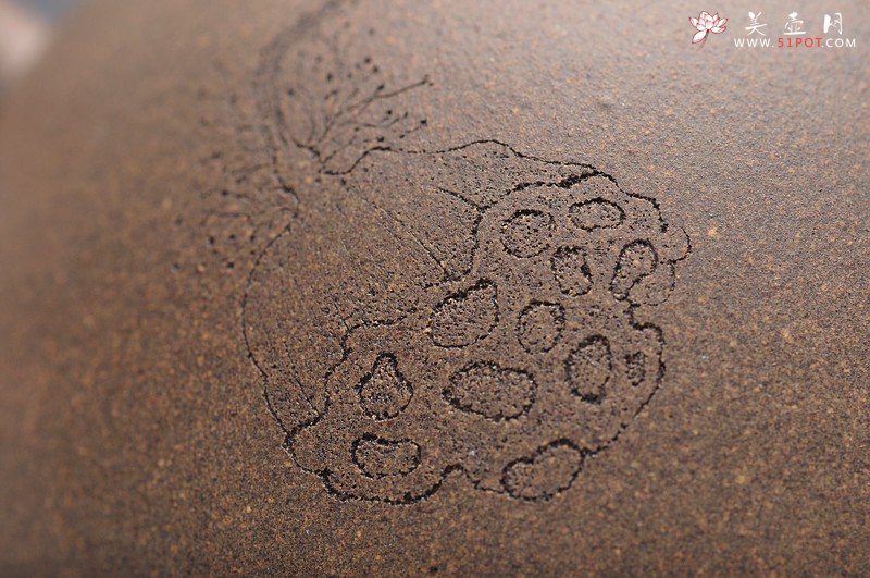 紫砂壶图片：经典中的经典 墨陶刻绘精品莲蓬鸟 万工经典之作 全手莲蓬龙蛋 新年龙运亨通 - 宜兴紫砂壶网