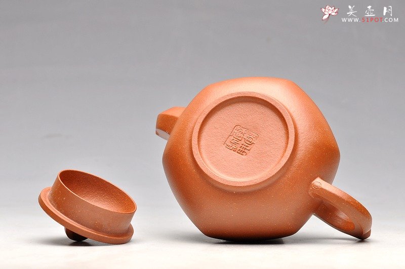 紫砂壶图片：浑方之美 寓圆于方  降坡泥六方宫灯 - 宜兴紫砂壶网