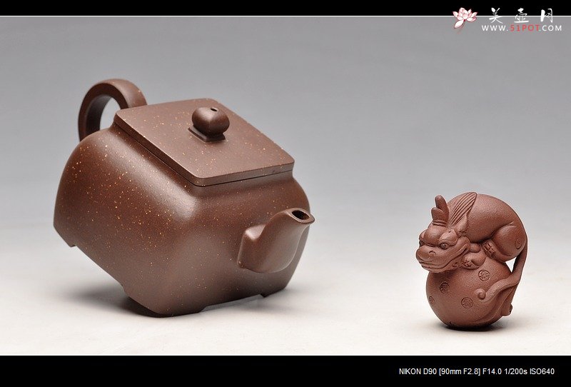 紫砂壶图片：工精实力派 方圆体味 老味紫泥 全手简洁小四方 - 宜兴紫砂壶网