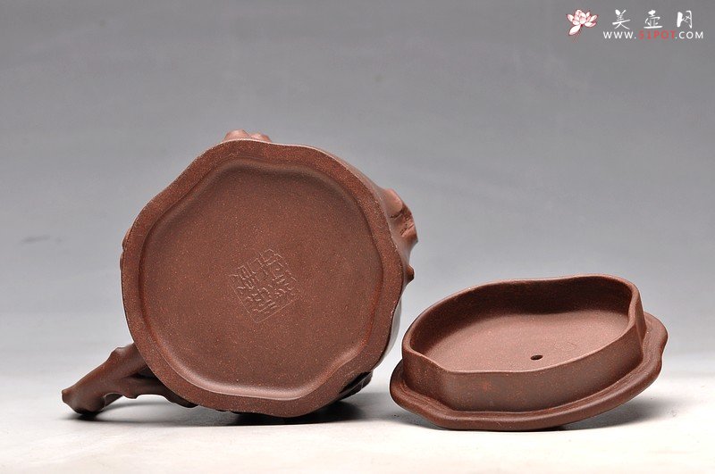 紫砂壶图片：立体梅花  孤品盖杯 松梅情 单志萍老师全手随心作 - 宜兴紫砂壶网