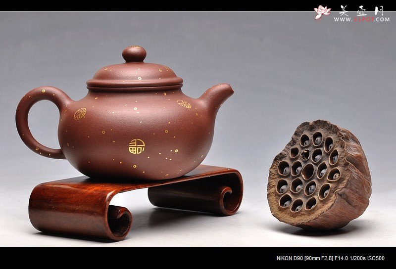 紫砂壶图片：线条优美 浑圆饱满 描真金 全手福莲 杀茶利器 - 宜兴紫砂壶网