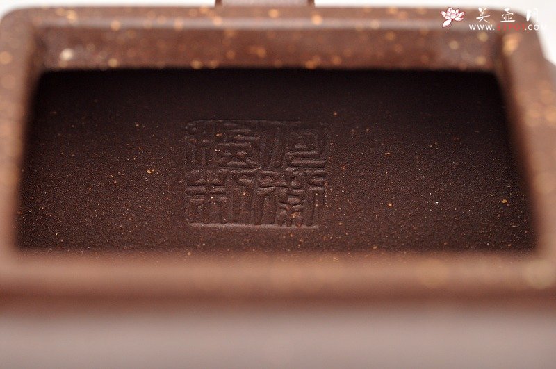 紫砂壶图片：工精实力派 方圆体味 老味紫泥 全手简洁小四方 - 宜兴紫砂壶网