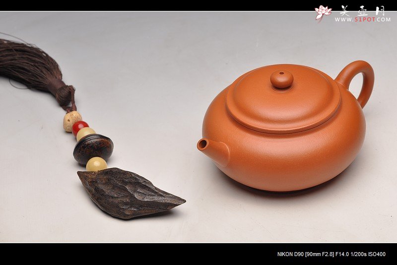 紫砂壶图片：敦厚朴实 优质朱泥  杀铁利器 全手直流宫灯 - 宜兴紫砂壶网