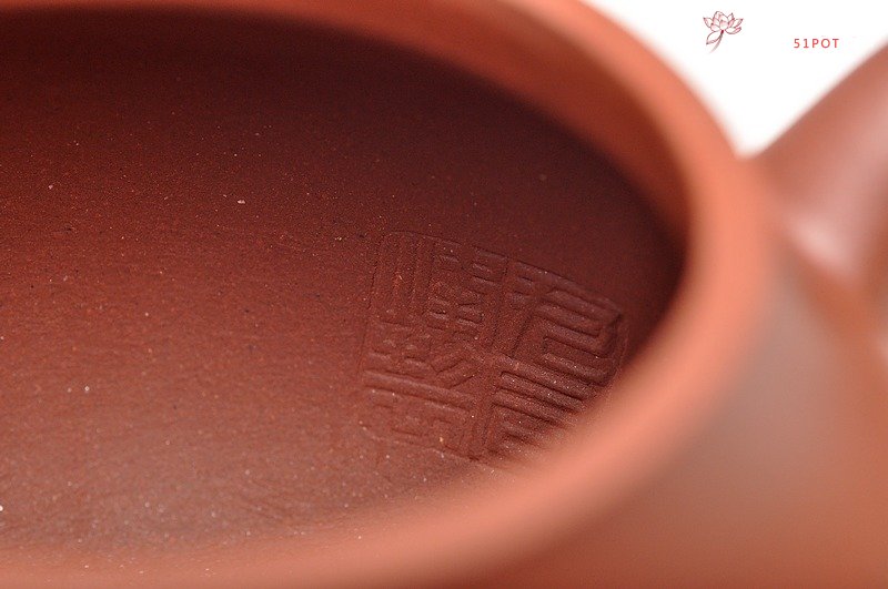 紫砂壶图片：尹君峰新品全手鸣远梨式  风姿绰约 优质地槽青 - 宜兴紫砂壶网