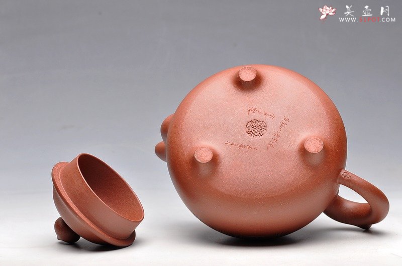 紫砂壶图片：巍峨大气 三足之势 三足鼎 人物细腻传神 送礼自藏佳品 - 宜兴紫砂壶网