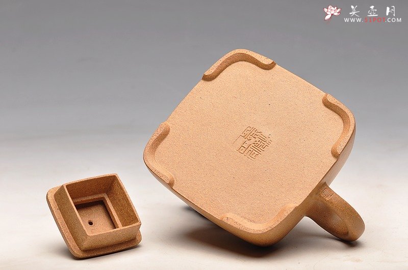 紫砂壶图片：实力派何卫枫 辛卯年巨献新品 全手工孤菱 气度不凡 - 宜兴紫砂壶网