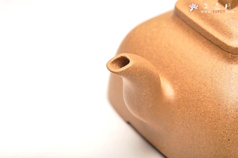 紫砂壶图片：实力派何卫枫 辛卯年巨献新品 全手工孤菱 气度不凡 - 宜兴紫砂壶网