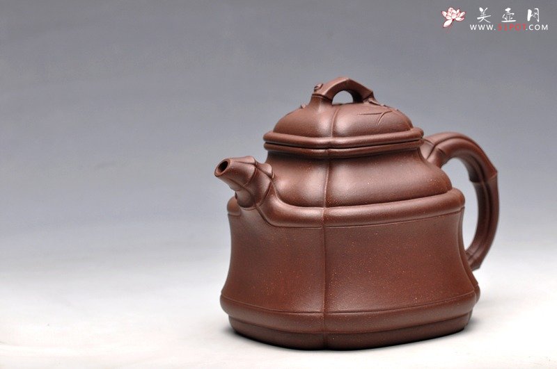 紫砂壶图片：融合方器、花货、筋囊融为一体 更显大气 新四方竹段 - 宜兴紫砂壶网