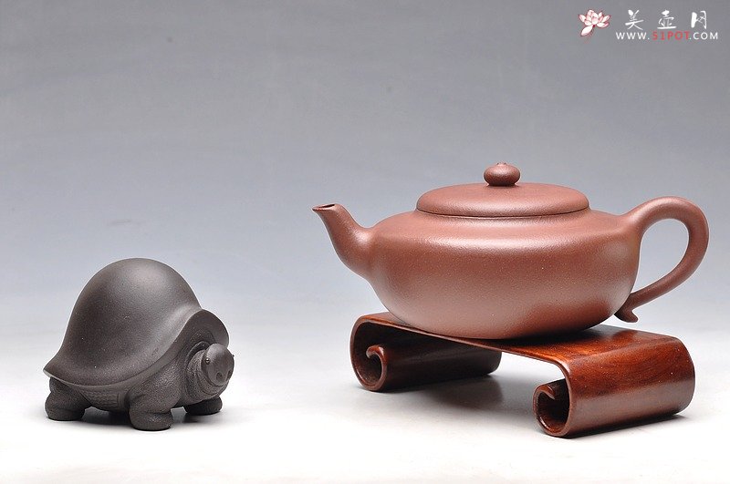 紫砂壶图片：单片折肩 一捺底  静心之品 敦厚拙然  全手清韵   - 宜兴紫砂壶网