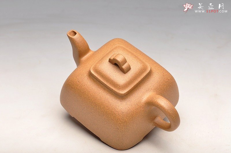 紫砂壶图片：实力派何卫枫 辛卯年巨献新品 全手工孤菱 气度不凡 - 宜兴紫砂壶网