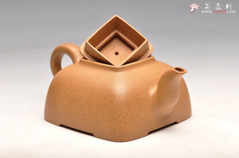 紫砂壶图片：实力派何卫枫 辛卯年巨献新品 全手工孤菱 气度不凡 - 宜兴紫砂壶网