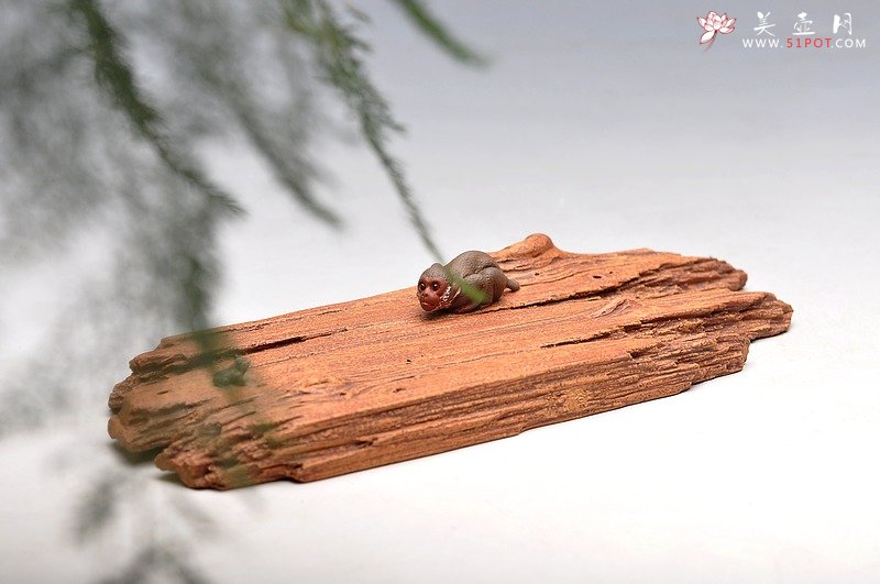 紫砂壶图片：美猴戏蛙镇纸 / 香插  美猴已经长大了~~美猴戏蛙镇纸 / 香插  - 宜兴紫砂壶网