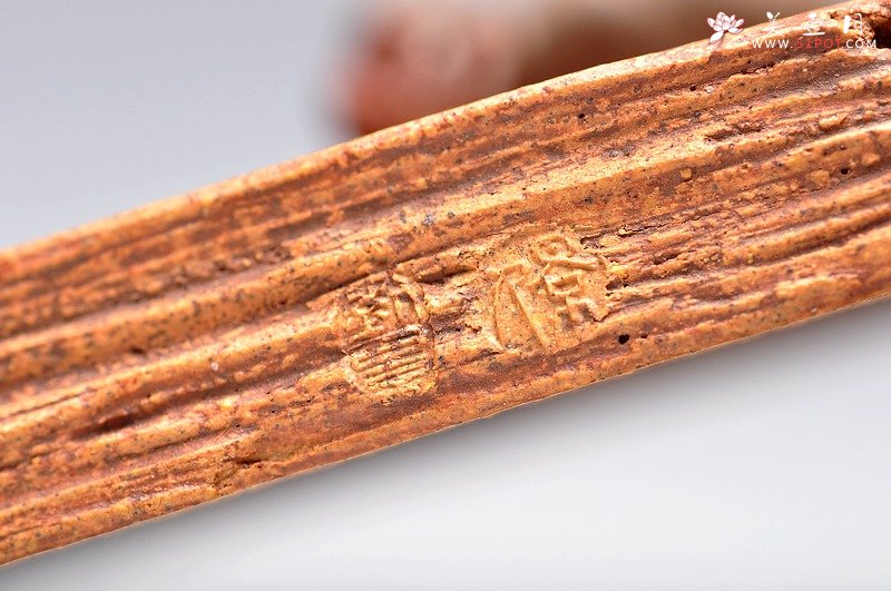 紫砂壶图片：美猴戏蛙镇纸 / 香插  美猴已经长大了~~美猴戏蛙镇纸 / 香插  - 宜兴紫砂壶网