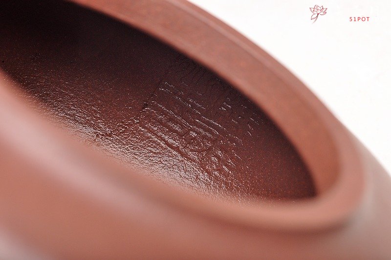 紫砂壶图片：单片折肩 一捺底  静心之品 敦厚拙然  全手清韵   - 宜兴紫砂壶网