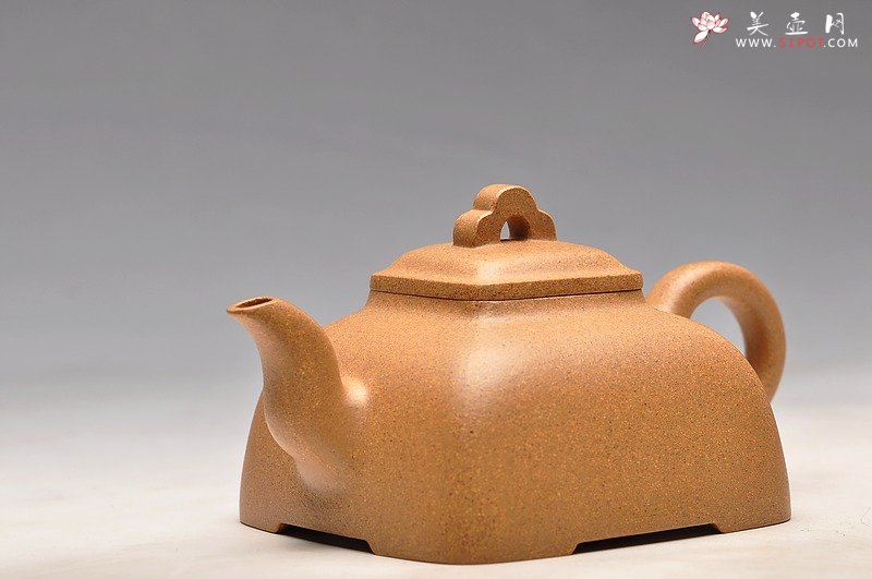 紫砂壶图片：实力派何卫枫 辛卯年巨献新品 全手工孤菱 气度不凡 - 宜兴紫砂壶网