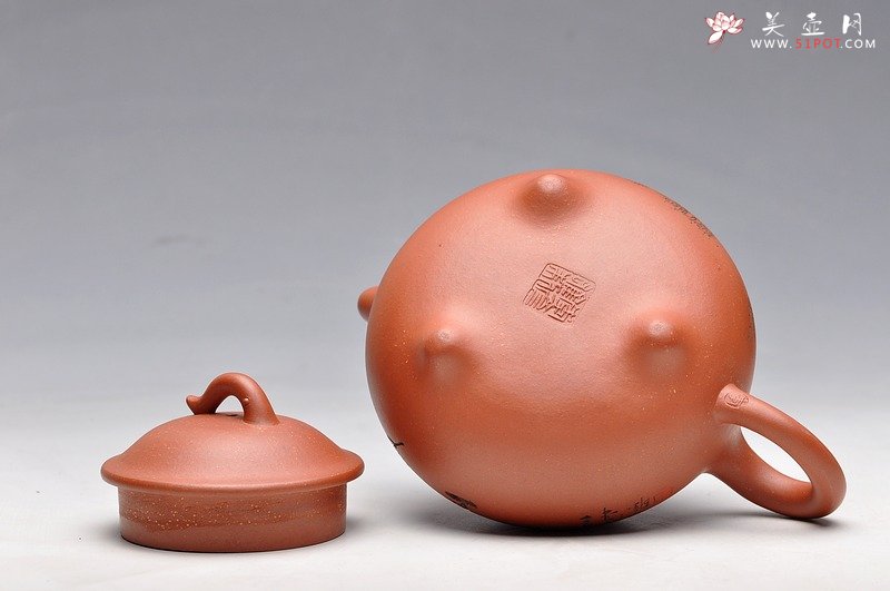 紫砂壶图片：优质红皮龙 出水如柱 李氏山水 三足如意 - 宜兴紫砂壶网