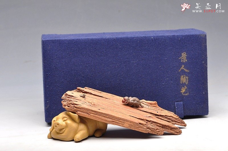 紫砂壶图片：美猴戏蛙镇纸 / 香插  美猴已经长大了~~美猴戏蛙镇纸 / 香插  - 宜兴紫砂壶网