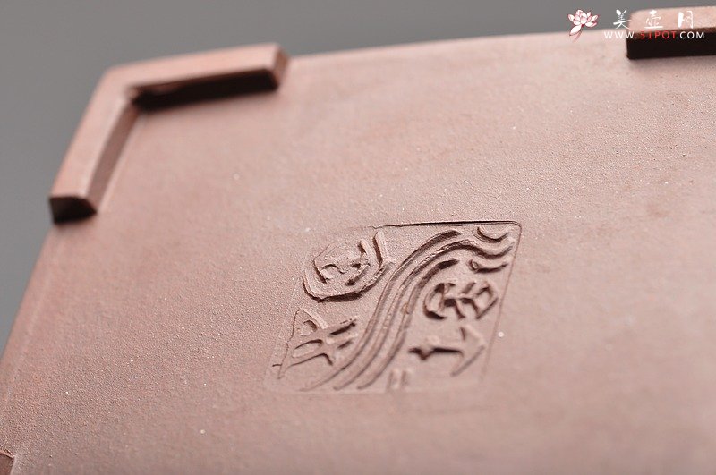 紫砂壶图片：精品 浑厚飘逸 气度非凡 全手工方中云壶一对 - 宜兴紫砂壶网