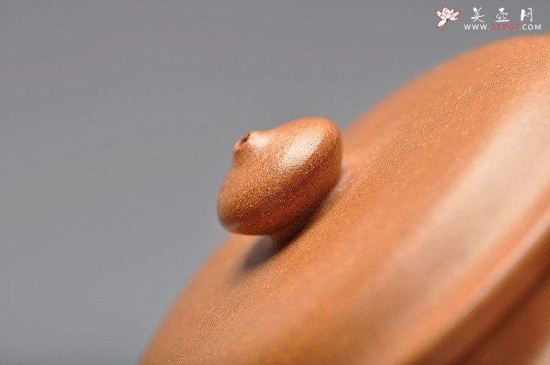 紫砂壶图片：线条流畅 优美 精品老段泥 全手儒行 - 宜兴紫砂壶网