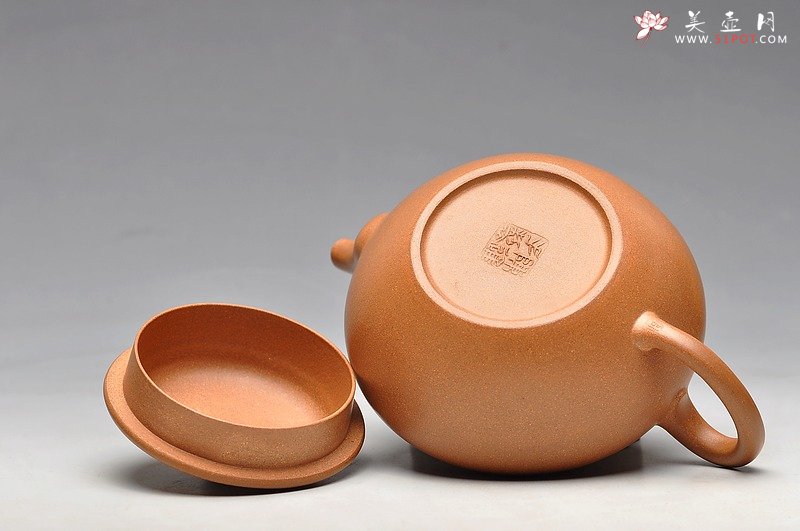 紫砂壶图片：线条流畅 优美 精品老段泥 全手儒行 - 宜兴紫砂壶网