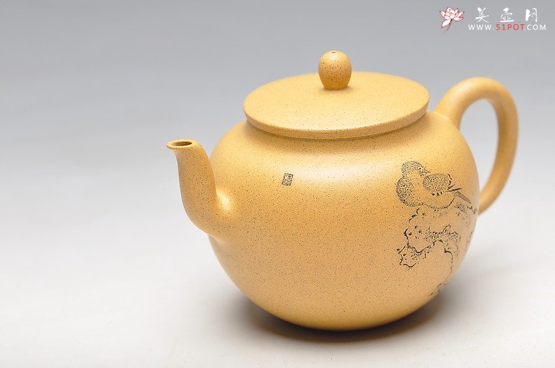 紫砂壶图片：线条流畅 挺拔优雅 全手迎春 墨陶装饰王翔鸟 - 宜兴紫砂壶网