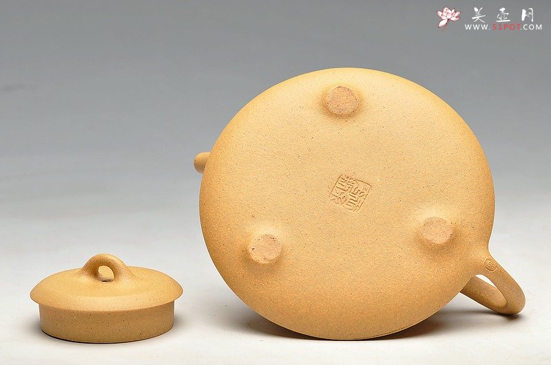 紫砂壶图片：漂亮的黄金段 精工之作 隽雅刚劲 景舟小石瓢 - 宜兴紫砂壶网