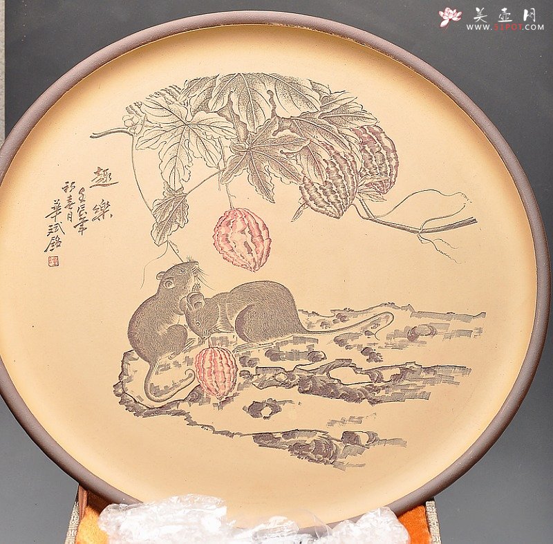 紫砂壶图片：工笔之风 细刻如丝  鼠趣挂盘 送礼佳品 40cm - 宜兴紫砂壶网