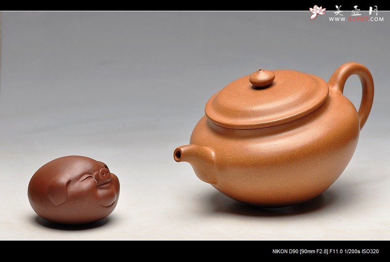 紫砂壶图片：线条流畅 优美 精品老段泥 全手儒行 - 宜兴紫砂壶网