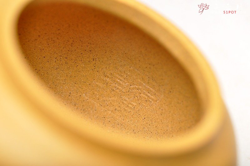 紫砂壶图片：线条流畅 挺拔优雅 全手迎春 国助和石装饰 - 宜兴紫砂壶网