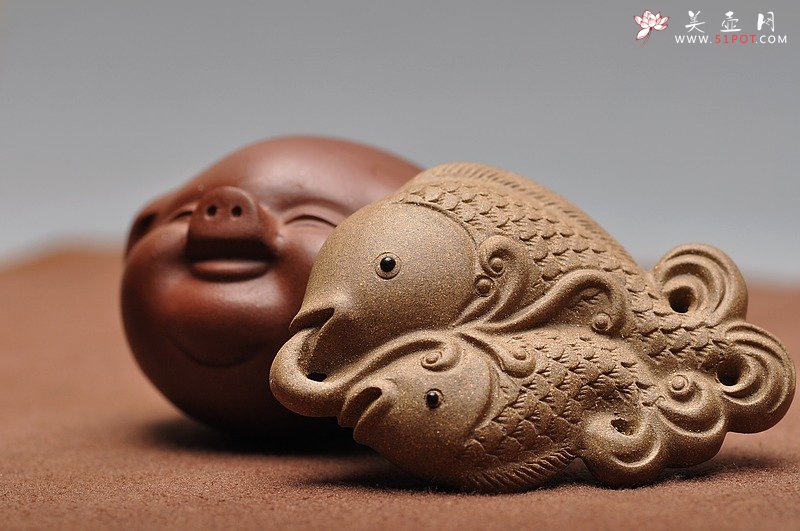 紫砂壶图片：双鱼挂坠 精品茶宠 小水牛 核桃 - 宜兴紫砂壶网