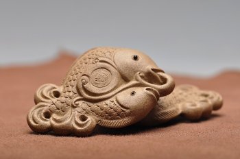 紫砂壶图片：双鱼挂坠 精品茶宠 小水牛 核桃 - 宜兴紫砂壶网