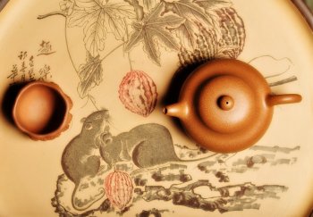 紫砂壶图片：工笔之风 细刻如丝  鼠趣挂盘 送礼佳品 40cm - 宜兴紫砂壶网