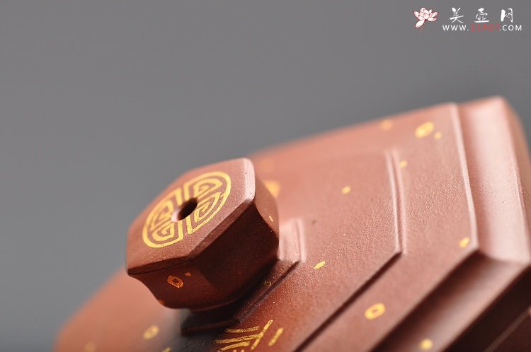 紫砂壶图片：方圆之精妙 日益精进 挺拔流畅 ‘满金福’全手中雪华  - 宜兴紫砂壶网