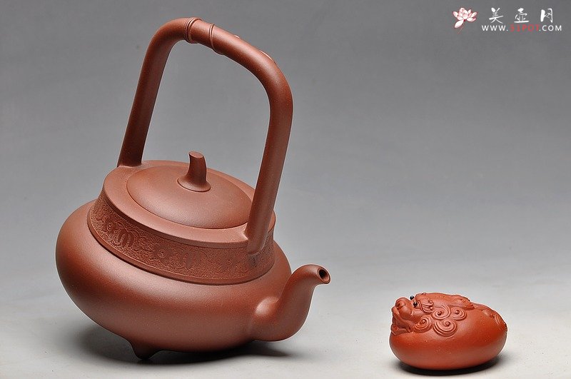 紫砂壶图片：壬辰年扛鼎力作 北瓜提梁  - 宜兴紫砂壶网