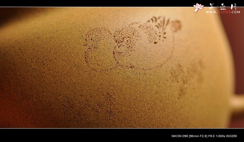 紫砂壶图片：线条流畅 挺拔优雅 全手迎春 墨陶装饰王翔鸟 - 宜兴紫砂壶网