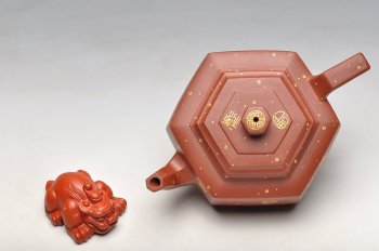 紫砂壶图片：方圆之精妙 日益精进 挺拔流畅 ‘满金福’全手中雪华  - 宜兴紫砂壶网