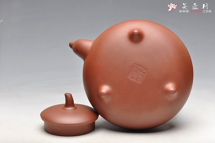 紫砂壶图片：壬辰年扛鼎力作 北瓜提梁 浑圆敦厚 典雅素丽 精品 - 宜兴紫砂壶网