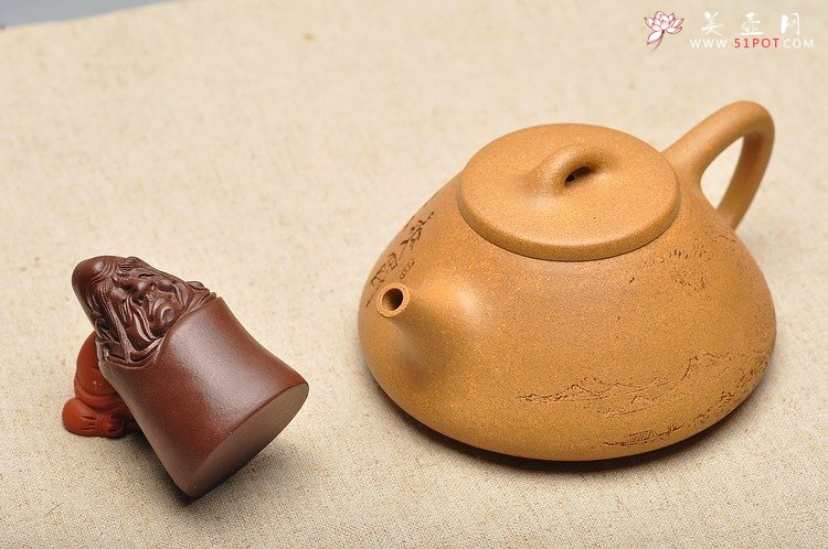 紫砂壶图片：李彦雄装饰山水 无限风光在险峰之全手子冶石瓢  淡雅 - 宜兴紫砂壶网