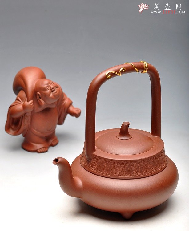 紫砂壶图片：壬辰年扛鼎力作 北瓜提梁 浑圆敦厚 典雅素丽 精品 - 宜兴紫砂壶网