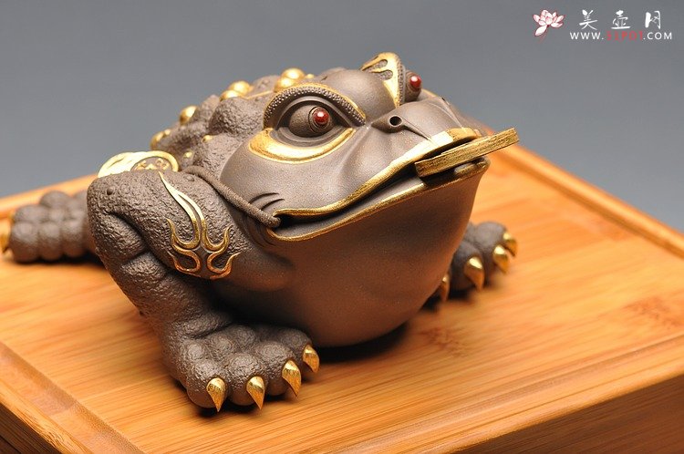 紫砂壶图片：徐秀棠高徒范志峰〖金钱多多〗香港大世界收藏 24K金 - 宜兴紫砂壶网