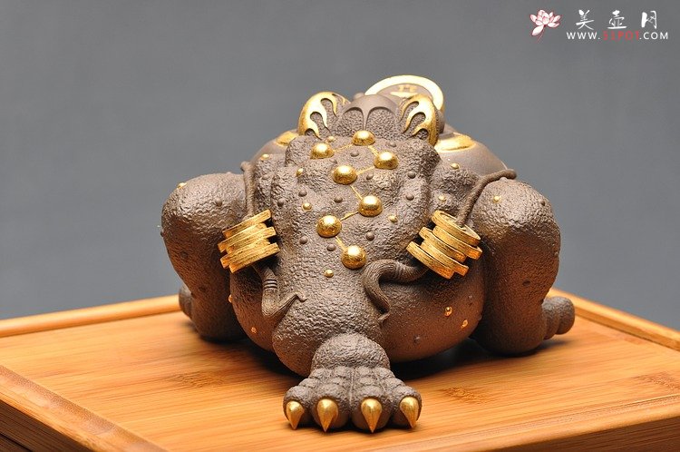 紫砂壶图片：徐秀棠高徒范志峰〖金钱多多〗香港大世界收藏 24K金 - 宜兴紫砂壶网