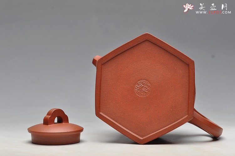 紫砂壶图片： 鲍志强高徒 历上清装饰 方鈡 优质底槽青 - 宜兴紫砂壶网