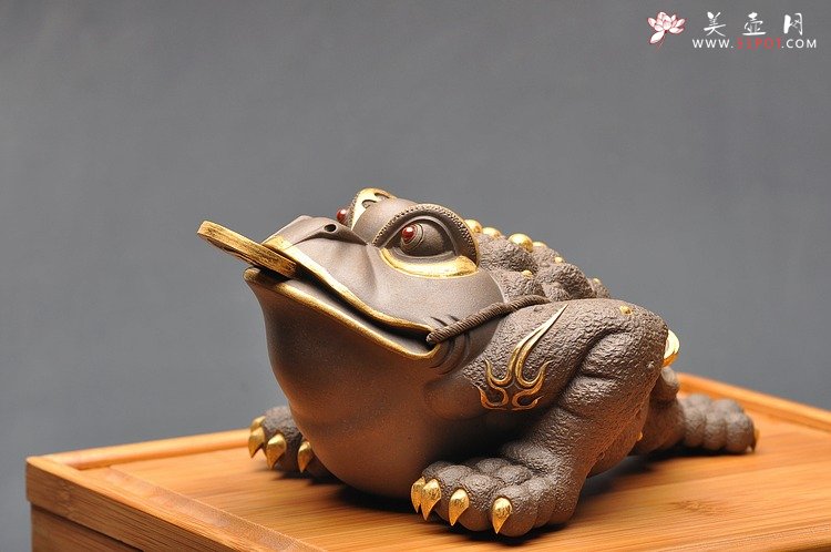 紫砂壶图片：徐秀棠高徒范志峰〖金钱多多〗香港大世界收藏 24K金 - 宜兴紫砂壶网