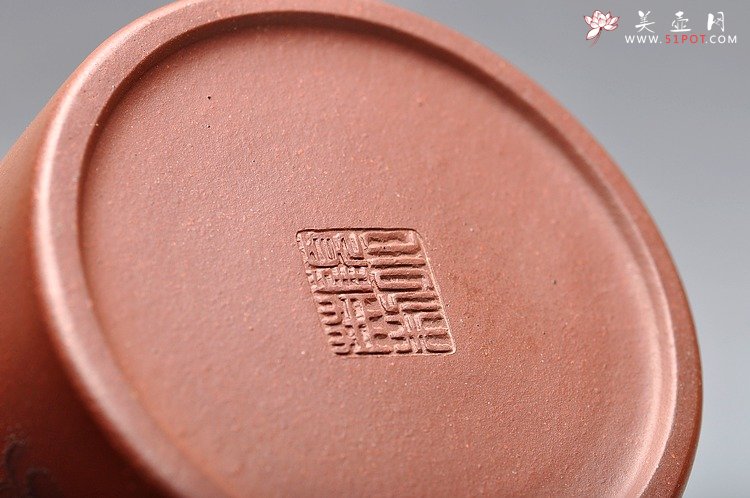 紫砂壶图片：猪肝色底槽青 仅此一把 全手洋桶 精彩泥绘山水 不接受定制 - 宜兴紫砂壶网