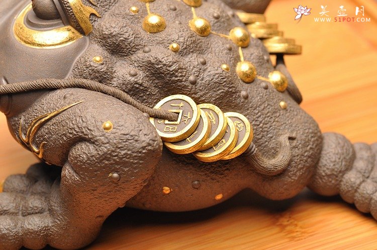 紫砂壶图片：徐秀棠高徒范志峰〖金钱多多〗香港大世界收藏 24K金 - 宜兴紫砂壶网