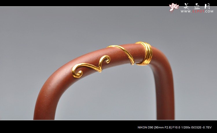 紫砂壶图片：壬辰年扛鼎力作 北瓜提梁 浑圆敦厚 典雅素丽 精品 - 宜兴紫砂壶网