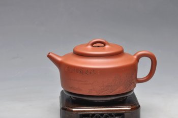 紫砂壶图片：李彦雄装饰通景山水  全手汉韵 - 宜兴紫砂壶网